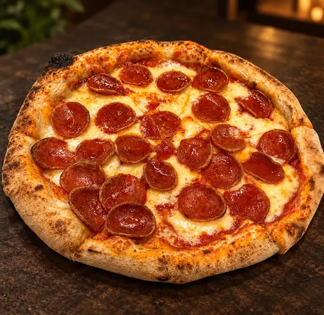 Uma pizza dourada com uma fatia sendo levantada e fios de queijo derretido. Cena ilustrativa.